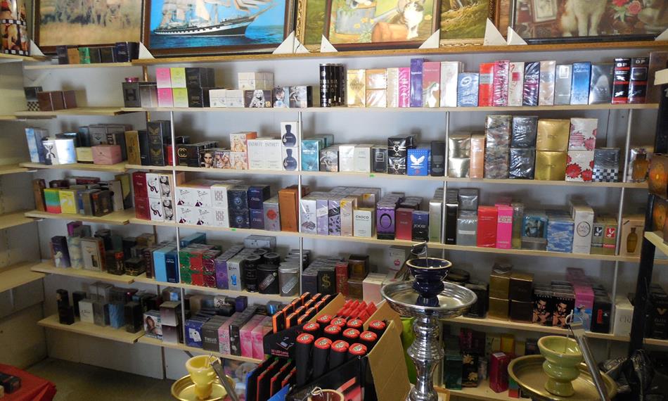 2015-9-10-1140regály s parfémy.jpg